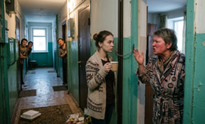 Пять лет свекровь входила без стука. В пятницу Аня лежала после третьей неудачной попытки ЭКО — и услышала, как та ведёт подруг на экскурсию по её квартире