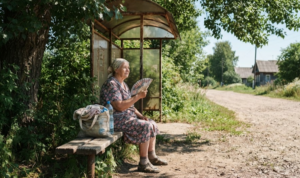 Пожилая женщина ездила к озеру каждый день только чтобы посидеть у воды. Кое-что изменилось, когда её любимое место на автобусной остановке занял чужой человек
