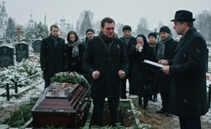 «Ну что, поделила наследство?» — усмехнулся муж у гроба жены. Когда гробовщик попросил дозволения проститься, раскрылась правда о её смерти