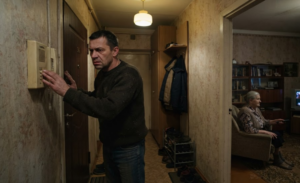 Домофон пищал каждую ночь в четыре утра — мать «падала», требуя, чтобы сын был рядом постоянно