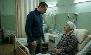 Мать перед операцией потребовала, чтобы неблагополучный сын оплатил её лечение, продолжая упрекать успешного сына за недостаточную заботу