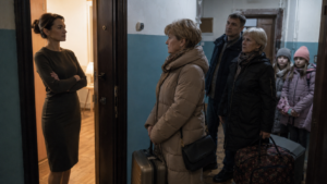 Впервые за четыре года она получила отпуск, а утром на пороге появились родственники покойного мужа с чемоданами, детьми и попугаем, уже распределившие её квартиру