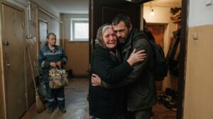 «Зачем тебе столько фотографий одного мужчины?» — спросила дочь. Дворничиха нашла сумку, из-за которой две семьи перестали молчать