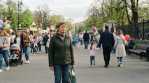 «Папа, смотри, шарик улетел!» — Светлана обернулась на детский голос и увидела мужа, который утром якобы ушёл на работу