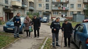 Александр добился, чтобы синюю «Тойоту» убрали от подъезда