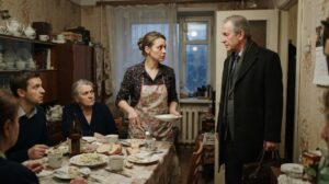 «Ирина? Да она нигде нормально работать не смогла», — сказала свекровь при гостях. Мужчина у двери услышал это и неожиданно поклонился её невестке