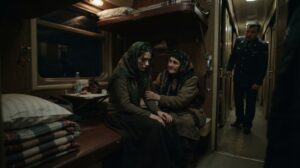 «Скажешь врачам, что упала в ванной — я оплачу операцию твоей матери», — предложил муж. Но в ночном поезде Настя уже однажды успела от него спрятаться