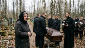 «Не закапывайте мою дочь! Откройте гроб!» — мать остановила похороны 22-летней Кати. А когда мужчины подняли тело, священник попросил немедленно вызвать полицию
